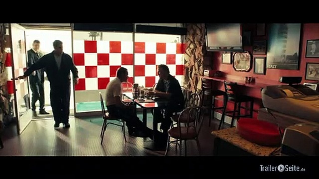 Ausschnitt aus Drive: schmutzige Hände