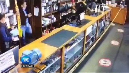 Mujer ingresó con un cuchillo a un local de equipos eléctricos en Cuenca