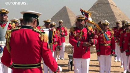 شاهد:  في حدث غير مسبوق فرقة موسيقية عسكرية فرنسية تحيي حفلا عند أهرامات الجيزة