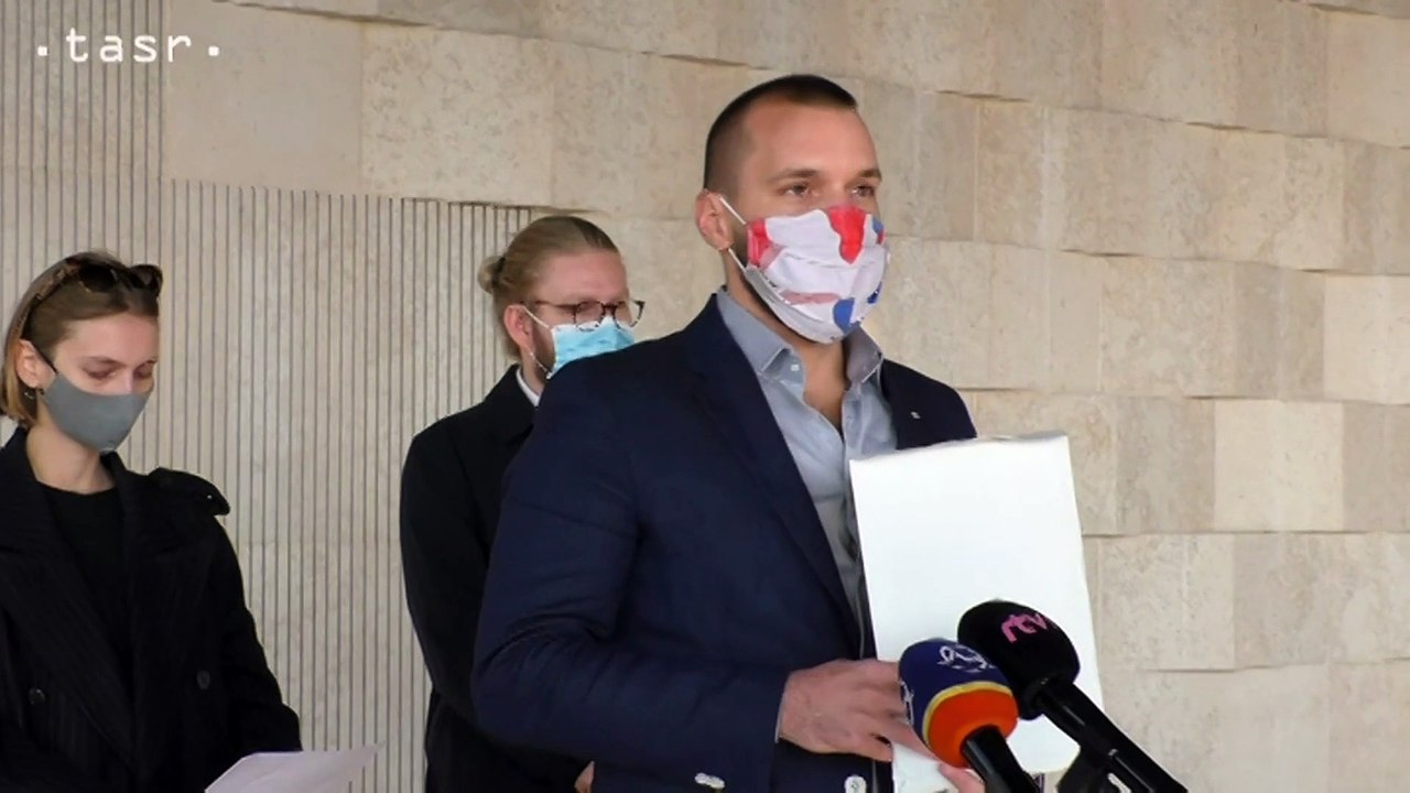 Iniciatíva vyzbierala pod petíciu Za klímu 120.000 podpisov a predložila ich Národnej rade SR
