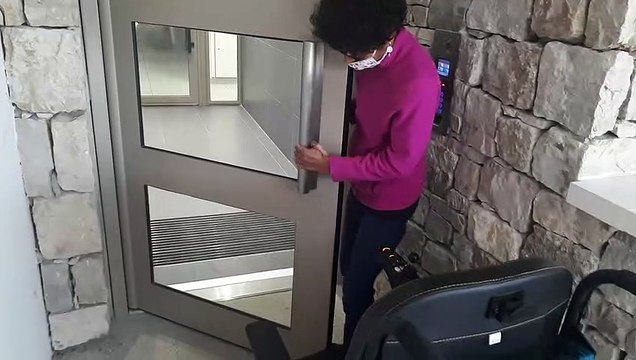 Atteinte de sclérose en plaque, Isabelle a du mal a rentrer dans sa résidence pourtant théoriquement accessible aux personnes handicapées