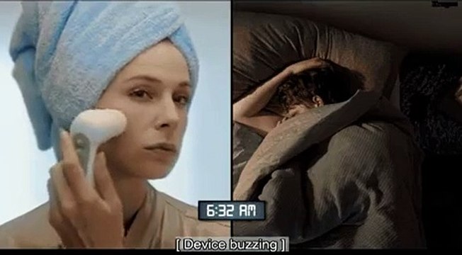 Elle se lève tôt pour arriver en pleine forme et bien soignée au bureau, mais cela lui donne l’air encore plus fatiguée