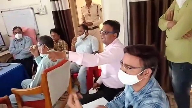 कोतवाली थाना परिसर में हुई बैठक मांस मटन विक्रेता पहुंचे प्रशासनिक अधिकारी भी रहे मौजूद