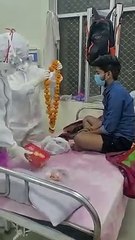 आइसोलेशन वार्ड में कोरोना पॉजिटिव मरीज का डॉक्टरों ने केक काटकर मनाया जन्मदिन, बढ़ाया हौसला