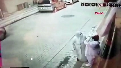 Şehit Esma Çevik'in babaevine asılan bayrağı yere atan kadın kamerada