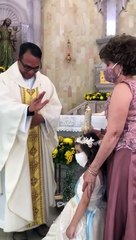 Cette fillette n'a pas bien compris ce que faisait le prêtre avec sa main... check