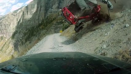 Croiser une Jeep sur un chemin de montagne