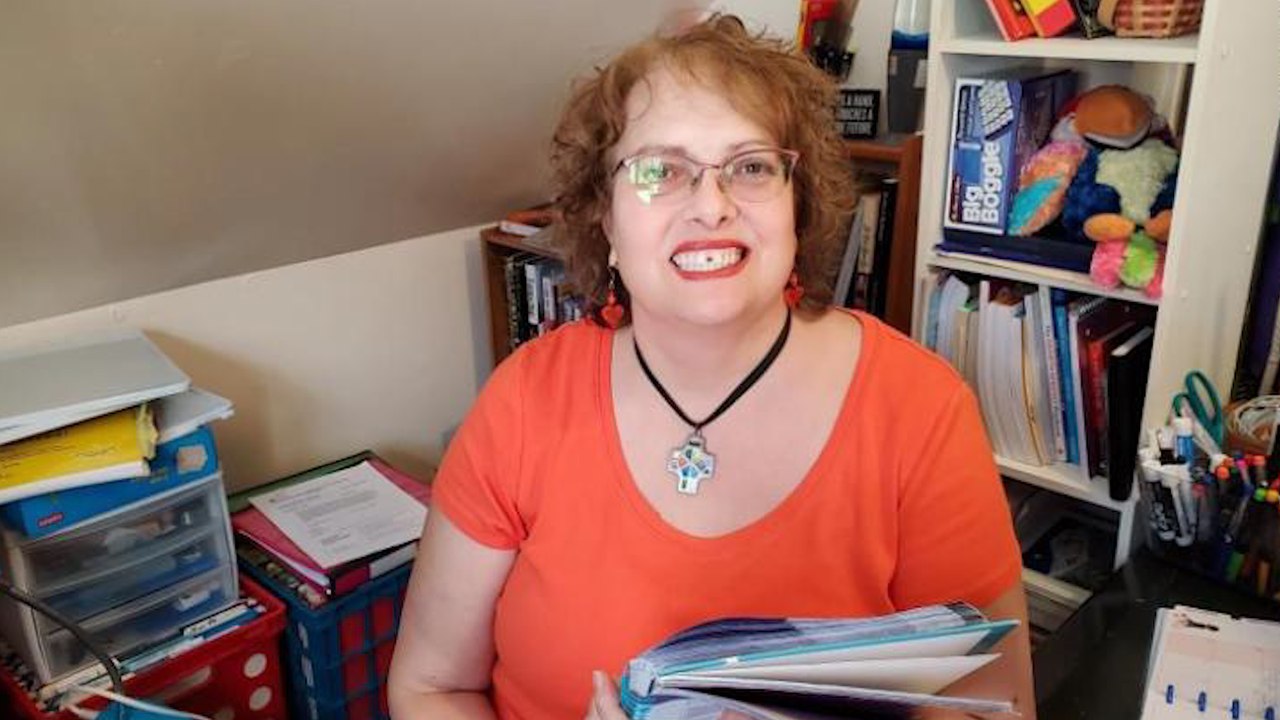 Michigan Teacher Called Hero After 911 Call Saves A Life