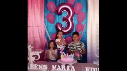 NIÑA SOPLANDO VELA  (SE ENOJA Y SE PELEA CON INVITADA)   GIRL BLOWING CANDLE (GETS ANGRY AND FIGHTES WITH GUEST)