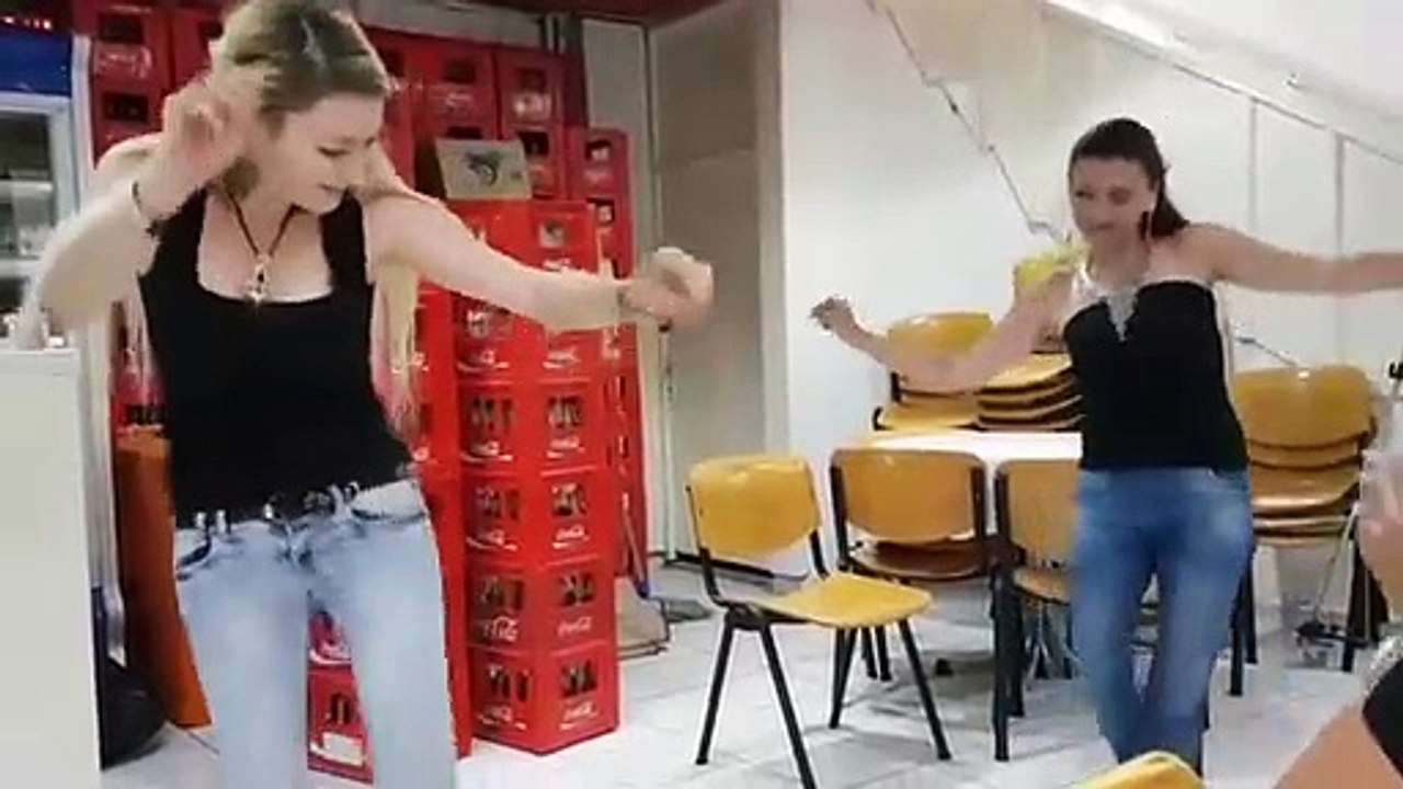 Bir Sarışın Bir Esmer -Oyun Havası Oynuyorlar