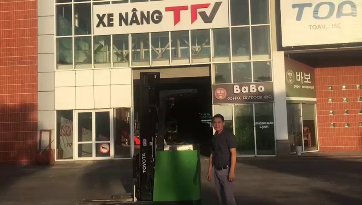 Xe nâng điện Reach truck 1.5 tấn Toyota 7FBR15- Giãi quyết nỗi lo nhà kho có kệ hàng cao!
