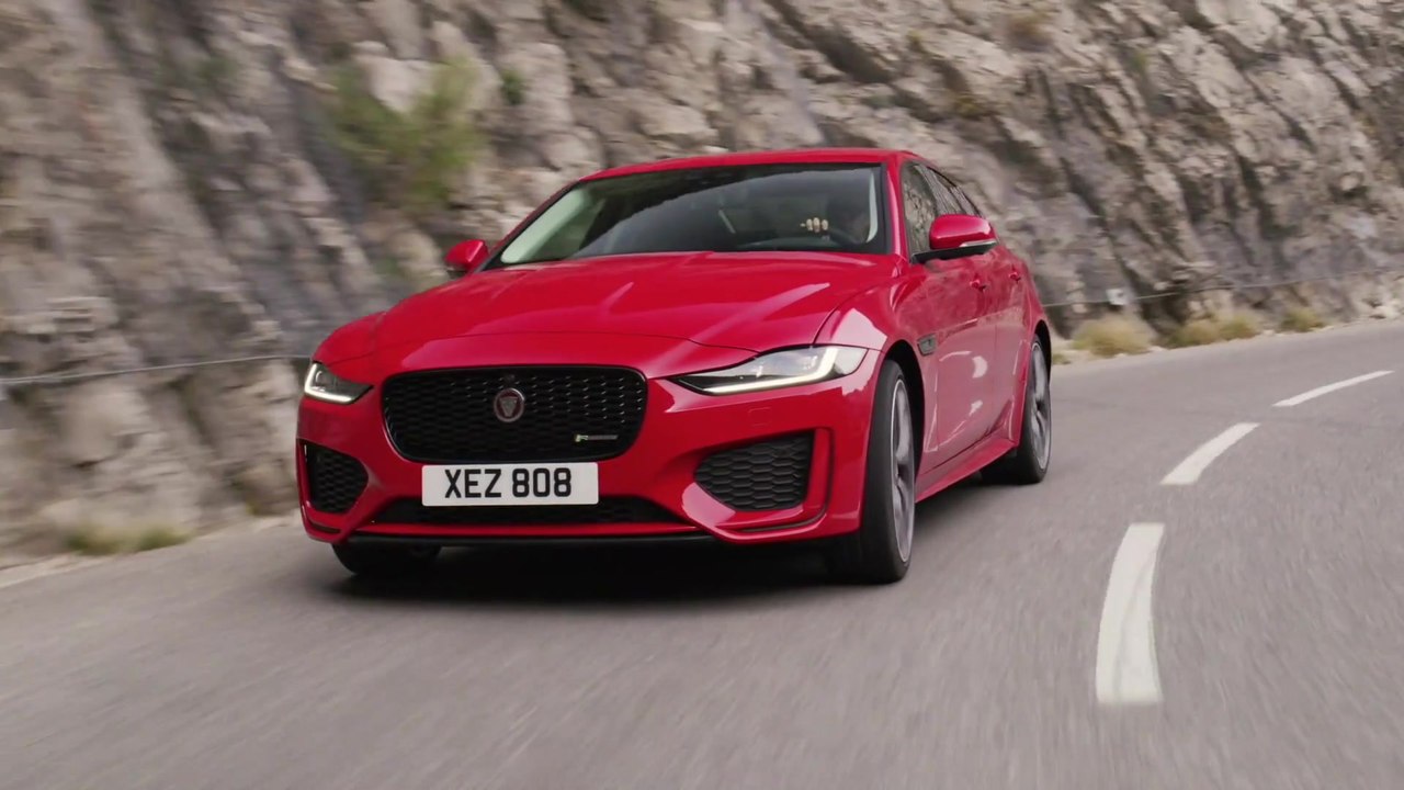 Die kompakte Sportlimousine Jaguar XE startet mit Mild-Hybrid Antriebs und neuem Infotainmentsystem