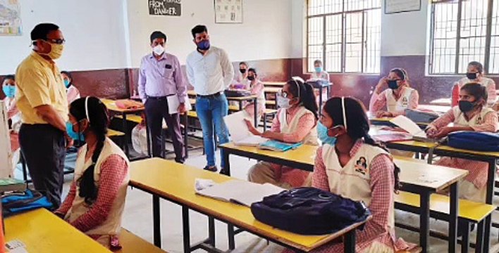 स्कूल में आने वाले छात्र-छात्राओं के हाथों को किया जा रहा सैनिटाइज