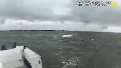 Rescatan a una familia del mar tras volcar su embarcación