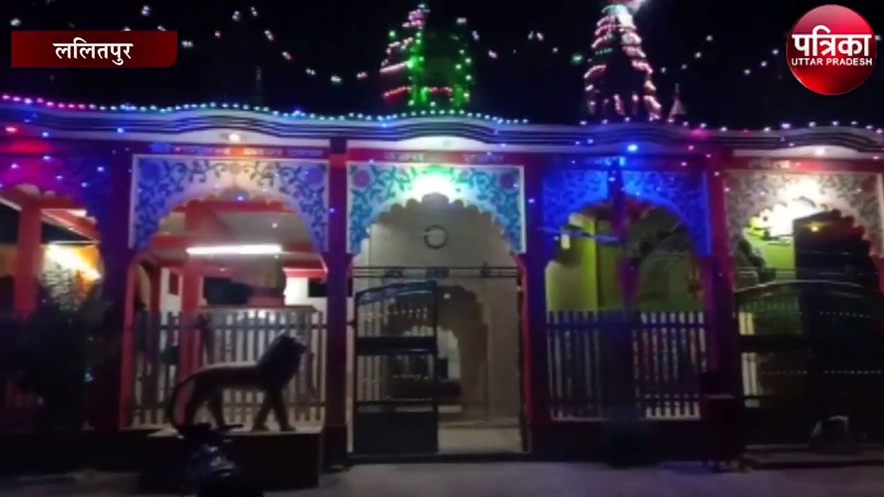 पुलिस के जूता पहनकर प्राचीन माता के मंदिर में घ...