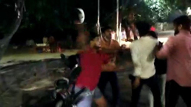 रईसजादो ने की जमकर मारपीट सोशल मीडिया पर वायरल हुआ वीडियो