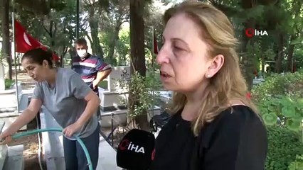 Babalar Günü'nde Şehit Amcasının Kabrinde Bulunan Bayrağı Öptü