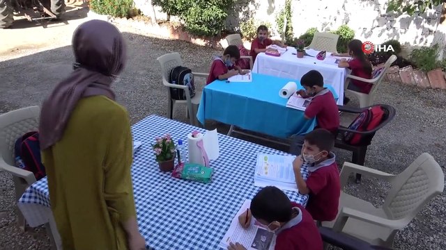 Gülen Öğretmen, İnterneti Olmayan Öğrencilerin Evlerini Tek Tek Gezip Bahçede Eğitim Veriyor