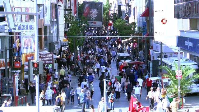 İzmir’de Vaka Sayılarının Artmasına Rağmen Cadde ve Sokaklar TıklımTıklım