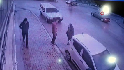 Otomobiller çarpıştı, kontrolden çıkıp kırmızı ışıkta bekleyen araca böyle çarptılar