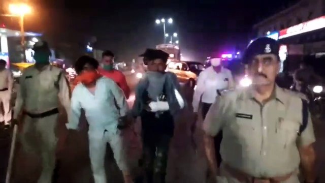 गांजे के नशे में गुंडों ने पुलिस पर किया था चाकू से हमला, सरेराह जुलूस निकालकर सिखाया सबक