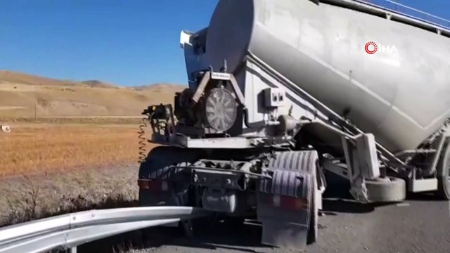 Direksiyon hakimiyetini kaybeden tır refüje çarpıp karşı şeride geçti