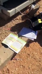 شاهد: ماذا فعلت هذه المعلمة من أجل إكمال دروسها للطلاب عبر منصة مدرستي