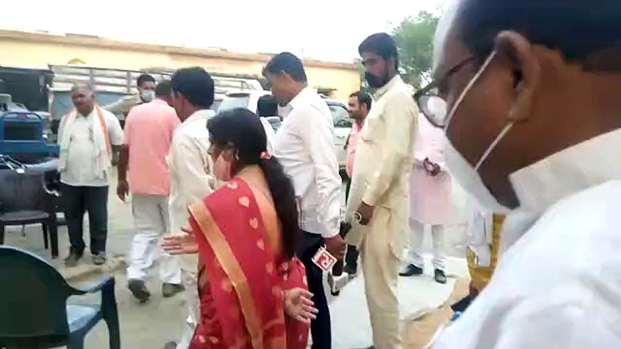 धान क्रय केंद्र का निरीक्षण करने पहुँची श्रीनगर विधायक मंजू त्यागी को आया गुस्सा, कुर्सी फेंकी