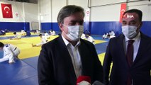 Vali Aydoğdu Tokyo Olimpiyatları'na kota alan sporcuları elleriyle besledi