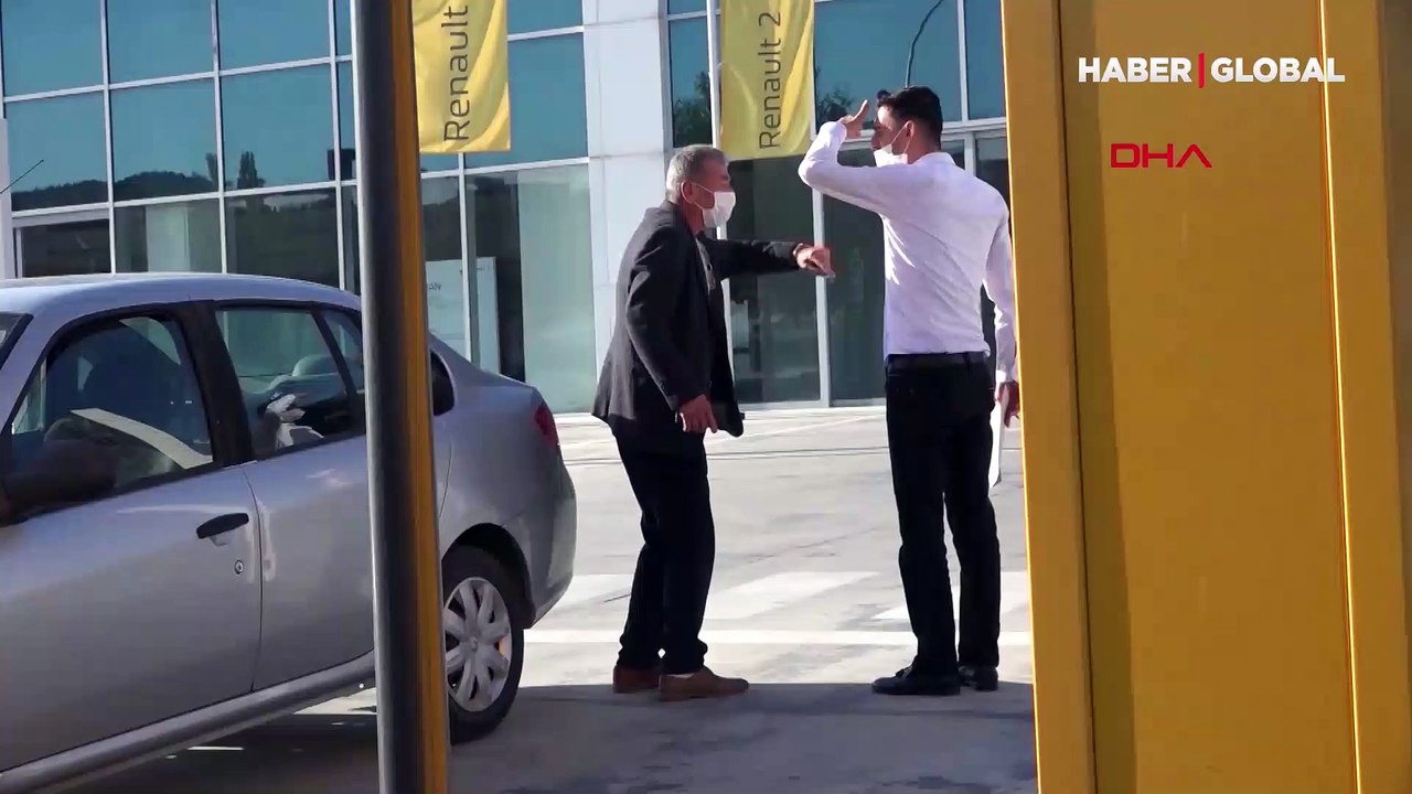 Satın aldığı araçta hasar kaydı çıkınca, bayi önünde aracı yakmaya kalkıştı