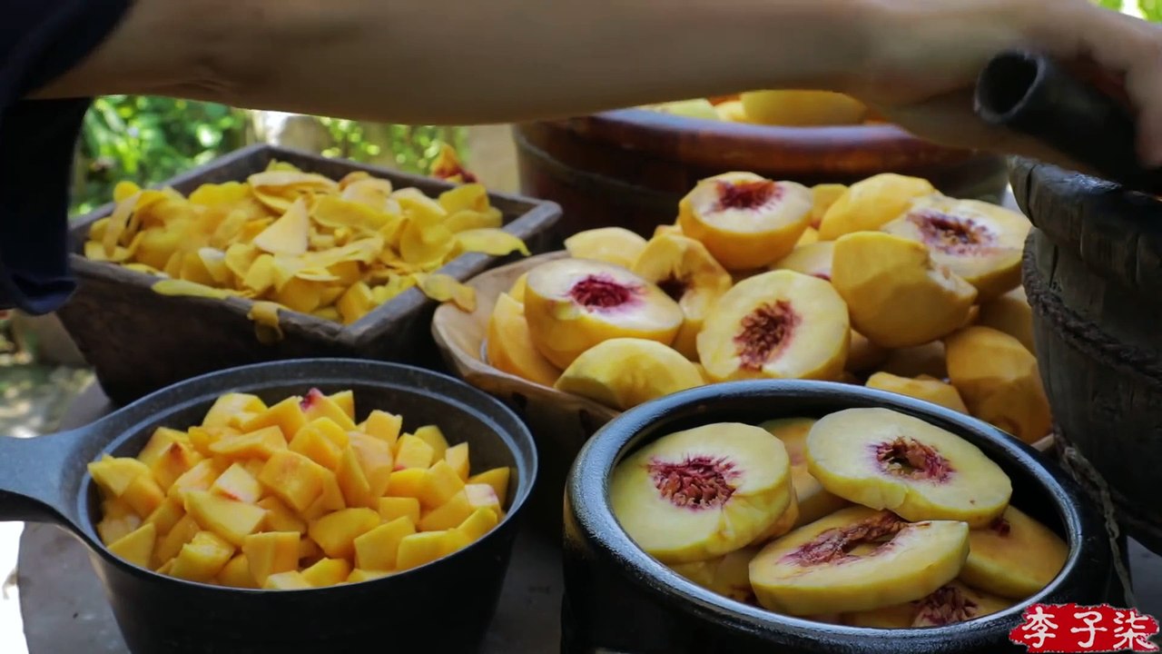 挂一盏观花月影灯，正配这一整桌的黄桃小食  Peach Dishes   Liziqi Channel