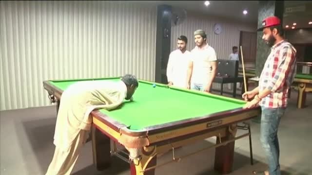 Un paquistaní sin brazos es un maestro del billar utlizando su barbilla