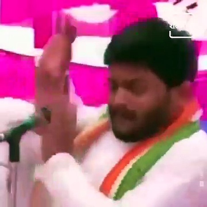 चुनावी सभा के दौरान आरजेडी नेता तेजस्वी यादव पर फेंकी गई चप्पल. जानिए इससे पहले कब-कब बड़े नेताओं पर बरसे थप्पड़ और जूते