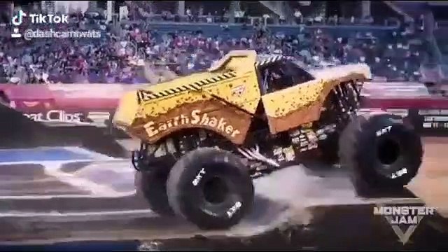 Regardez ce monster truck rouler avec ses deux roues avant