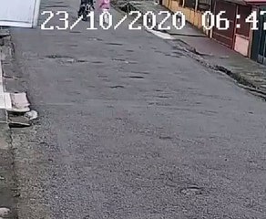 Motociclista le pegó a una mujer en los glúteos en Cartago