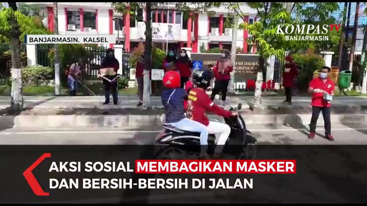 Sambut Hari Dharma Karyadhika, Kemenkumham Kalsel Turun Ke Jalan Bagikan Masker