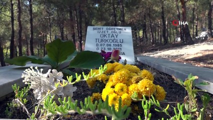 Van depreminde ölen öğretmen mezarı başında anıldı