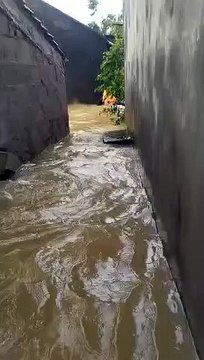 Chủ tịch xã liều mình bơi 2 ngày liền trong nước lũ, cứu hơn 100 người khỏi cửa tử