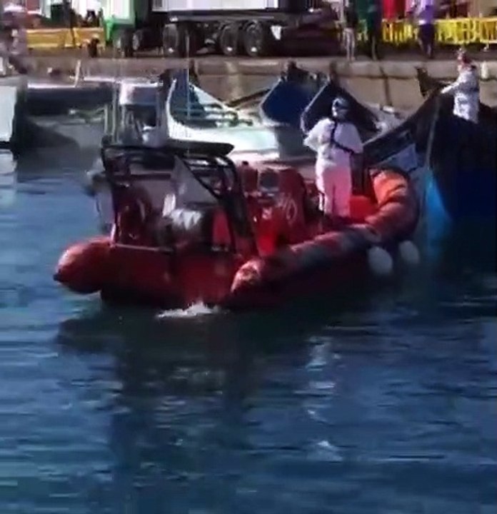 Tensión  entre la policía e inmigrantes ilegales en el muelle grancanario de Arguineguín