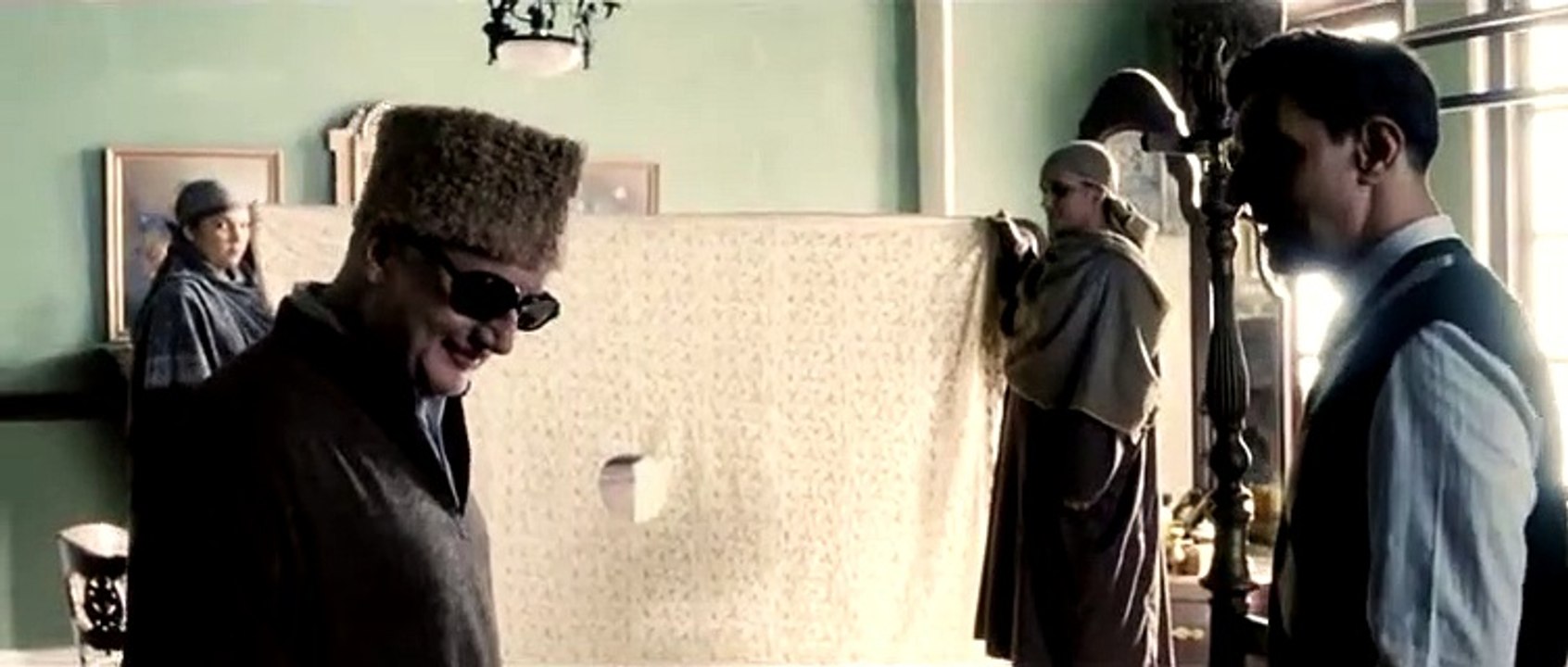 Ausschnitt aus Mitternachtskinder: Loch im Laken