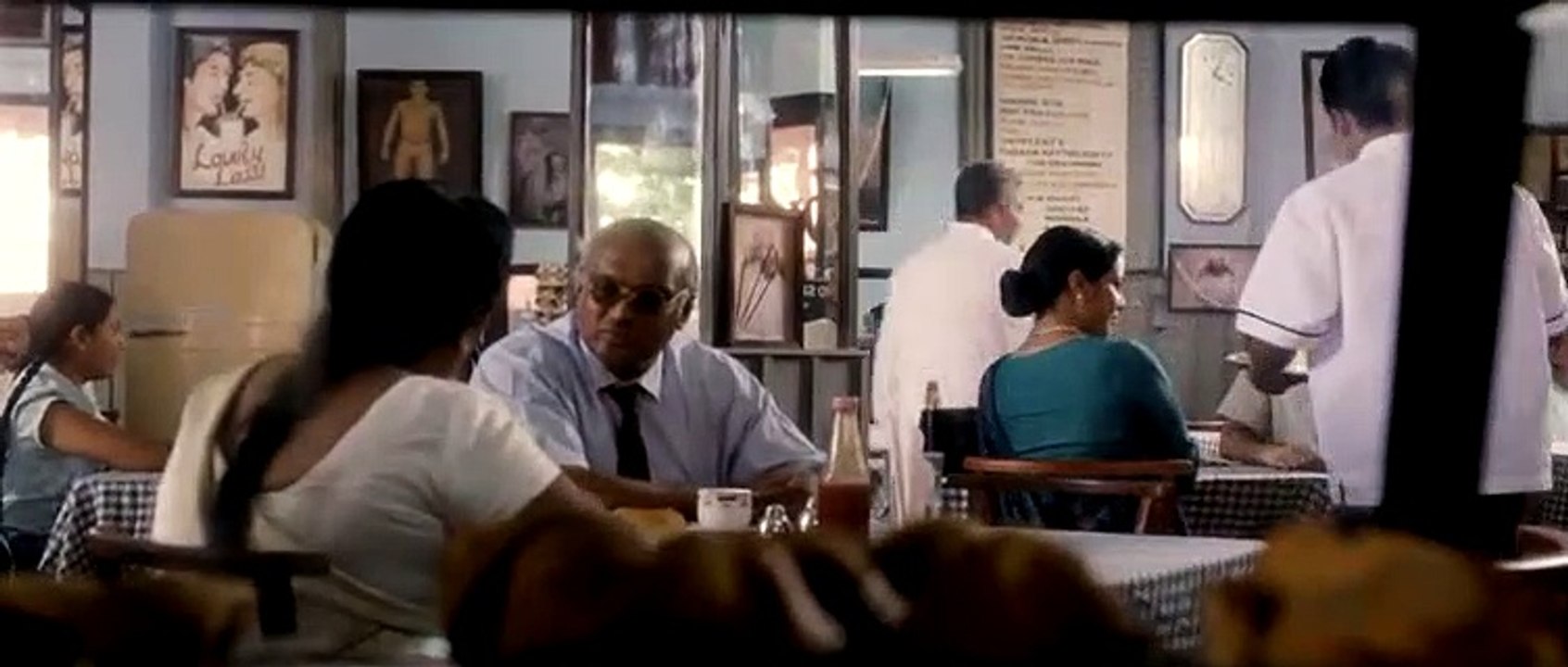 Ausschnitt aus Mitternachtskinder: Der indirekte Kuss