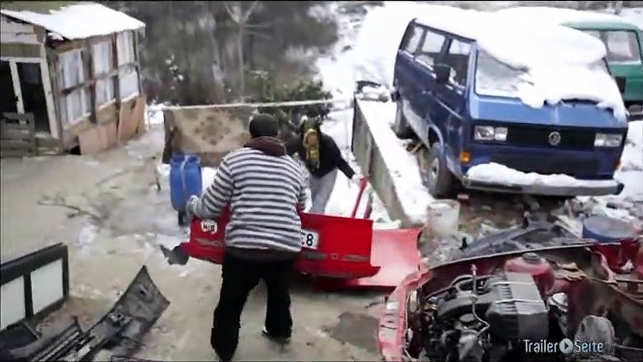 Ausschnitt aus Aus Dem Leben Eines Schrottsammlers: Nazif Zerlegt Sein Auto