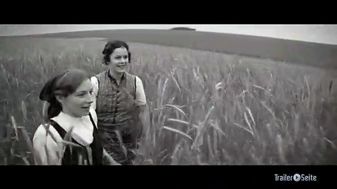 Ausschnitt aus Die Andere Heimat - Chronik Einer Sehnsucht: Im Kornfeld