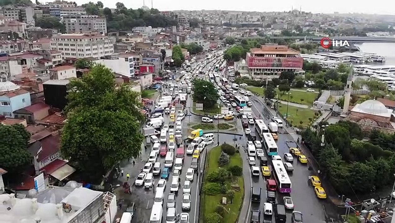 Eminönü'nde Şiddetli Yağış Sonrası Trafik Kilitlendi