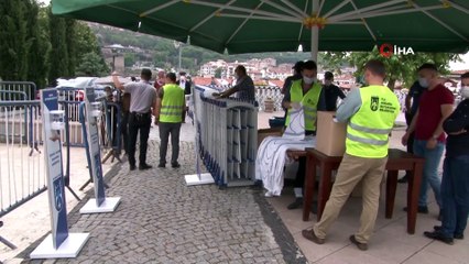 Sağanak Yağmur Altında Sosyal Mesafeli Cuma Namazı