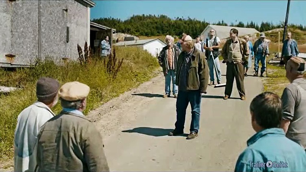 Ausschnitt aus Die Große Versuchung: Murry Kündigt Den Männern Im Dorf Den Arzt An