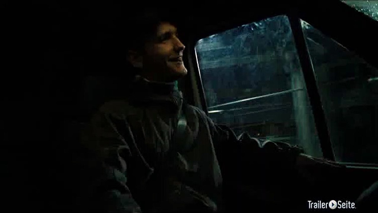 Ausschnitt aus Under The Skin: Laura Fährt Auto Und Flirtet