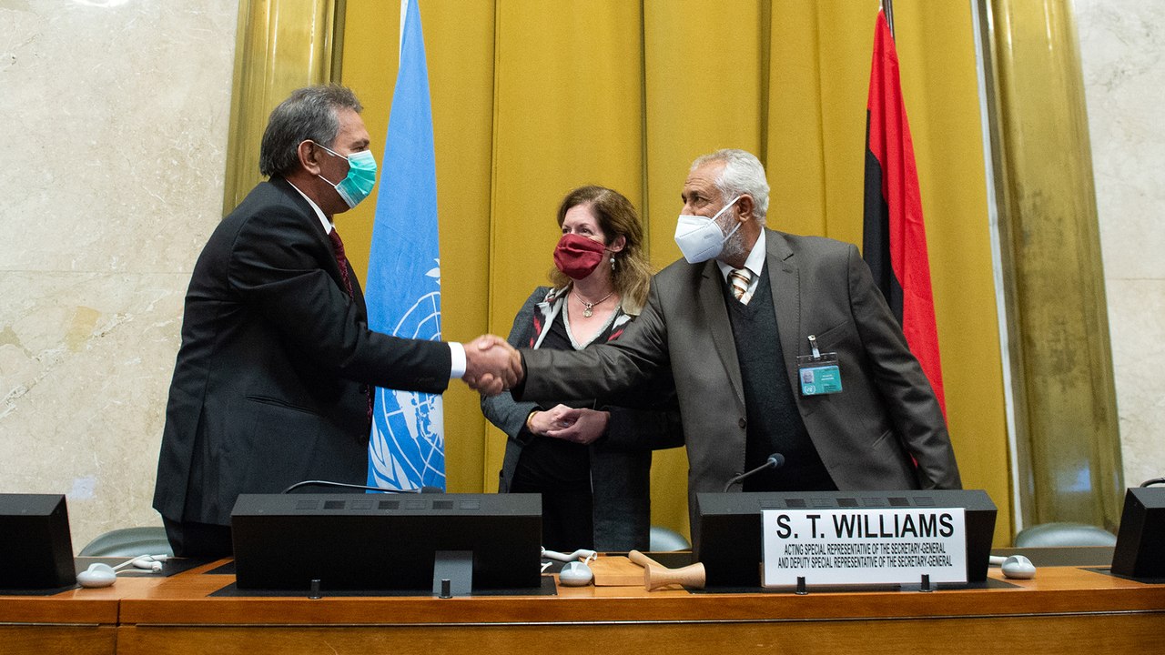 ما وراء الخبر- توقيع اتفاق جديد بين طرفي النزاع في ليبيا.. هل يجد طريقه للتنفيذ؟