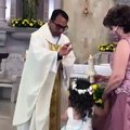 '¡Chócala!': La divertida reacción de una niña cuando un sacerdote le daba su bendición