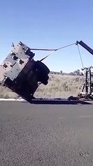 Ces soldats essayent de redresser un véhicule blindé... raté